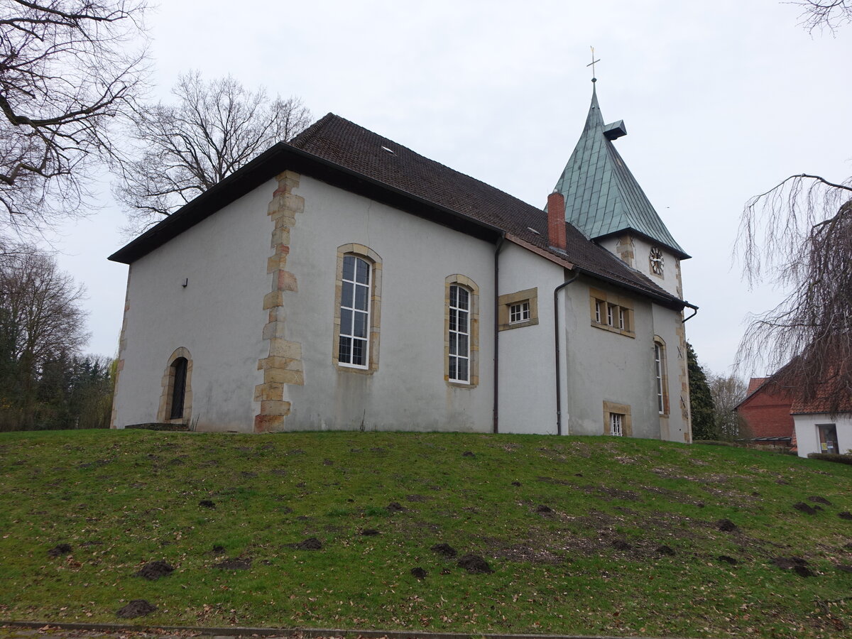 Beckedorf, evangelische St. Godehardi Kirche, Saalkirche mit einem mittelalterlichen Westturm, erbaut 1740 (24.03.2026)