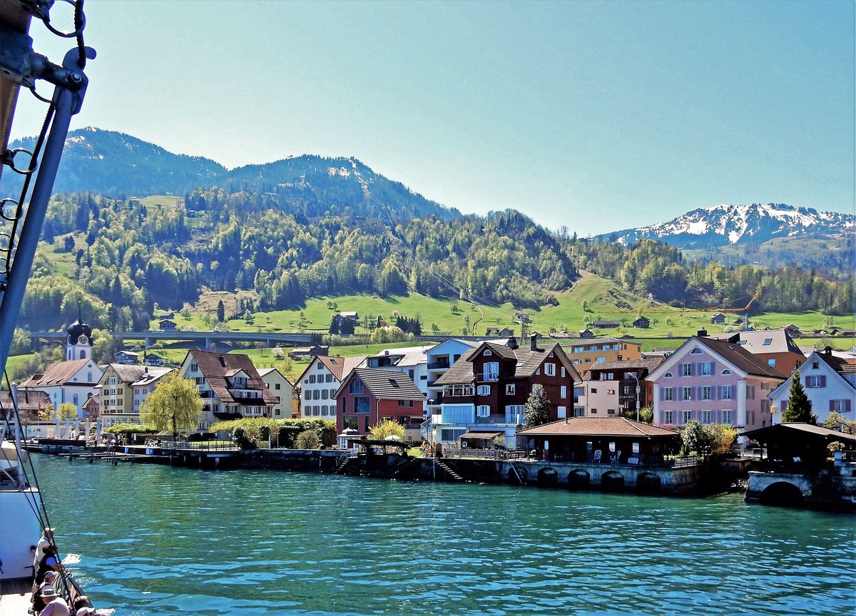 Beckenried am Sdufer des Vierwaldstttersees, vom Schiff aus gesehen - 22.04.2015