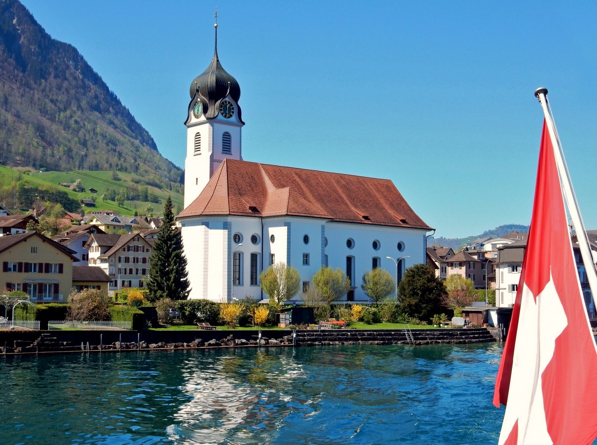 Beckenried, die Pfarrkirche St. Heinrich am Ufer des Vierwaldstttersees, erbaut 1786 bis 1790 nach den Plnen des Luzerner Architekten Nikolaus Purtschert und 1807 eingeweiht - 22.04.2015