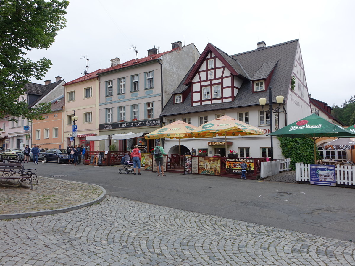 Becov nad Teplou / Petschau, Häuser am St. Kvetna Namesti (07.07.2019)