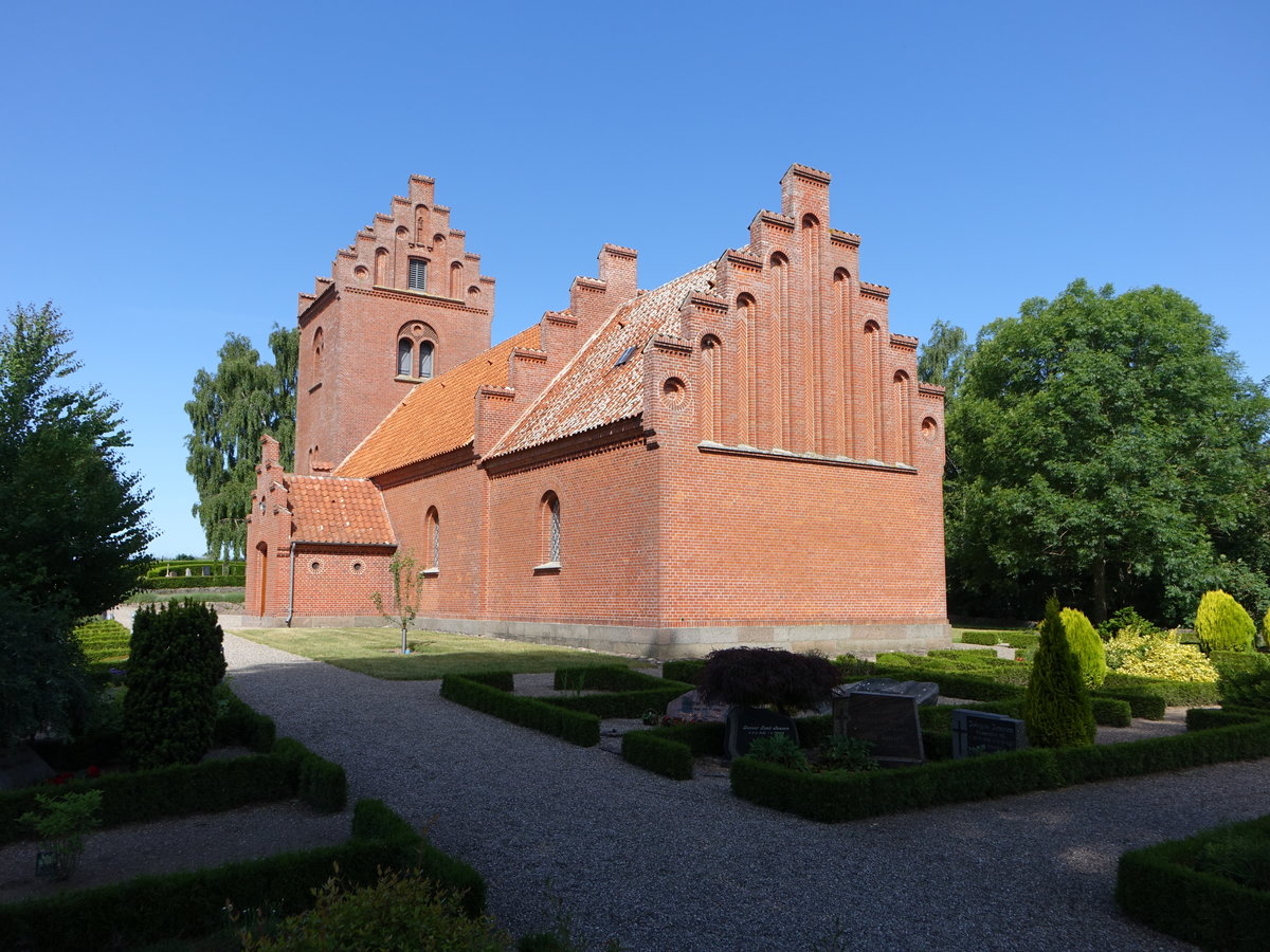 Bederslev, Ev. Kirche, erbaut im 13. Jahrhundert, um 1450 erweitert, Kirchturm von 1886 (06.06.2018)