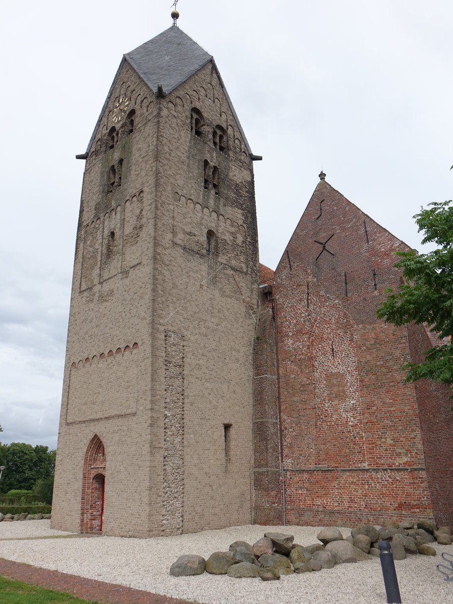 Bedum, niederl. Ref. St. Walfridus Kirche, romanische Tuffsteinkirche aus dem 12. Jahrhundert (27.07.2017)