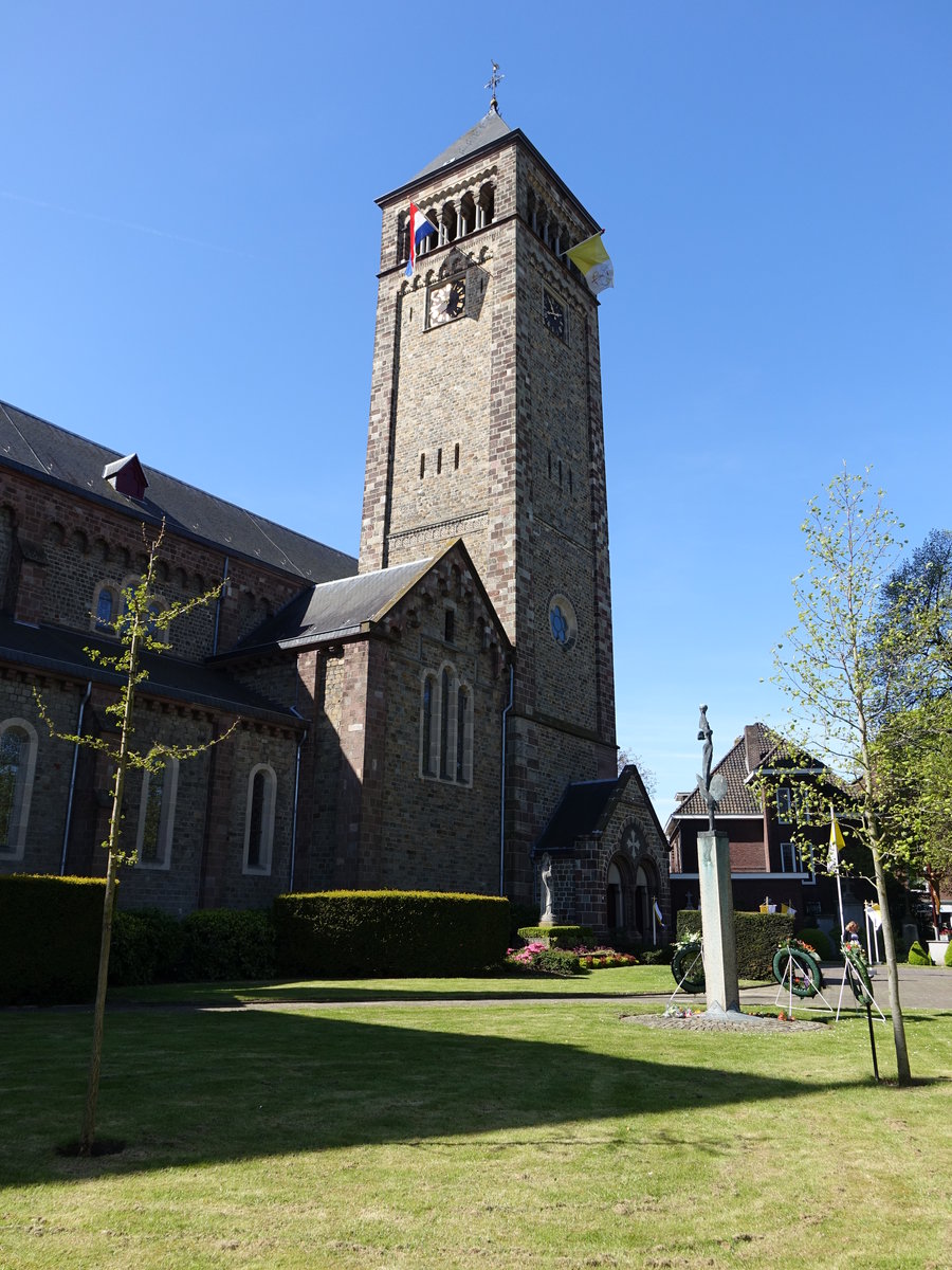 Beek, St. Martinus Kirche, erbaut von 1888 bis 1910, erbaut durch die Architekten Lambert von Fisenne und Joseph Cuypers, neuromanische Kreuzkirche (05.05.2016)