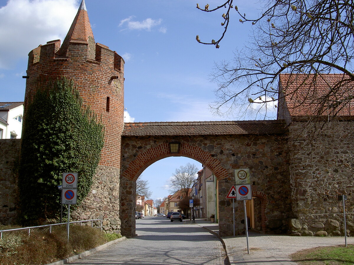 Beeskow, Mnztur und Stadtmauer in der Bodelschwinghstrae (01.04.2012)