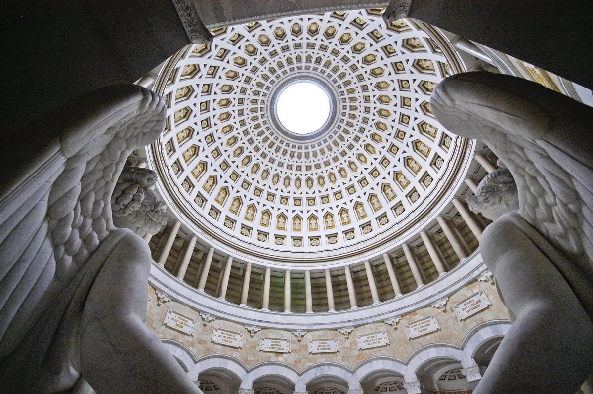 Befreiungshalle bei Kelkeim. Blick aus dem runden Kuppelsaal (Durchmesser 29 m) zur Kassettendecke mit darunter umlaufenden Sulengalerie. Aufnahme: Juli 2008.