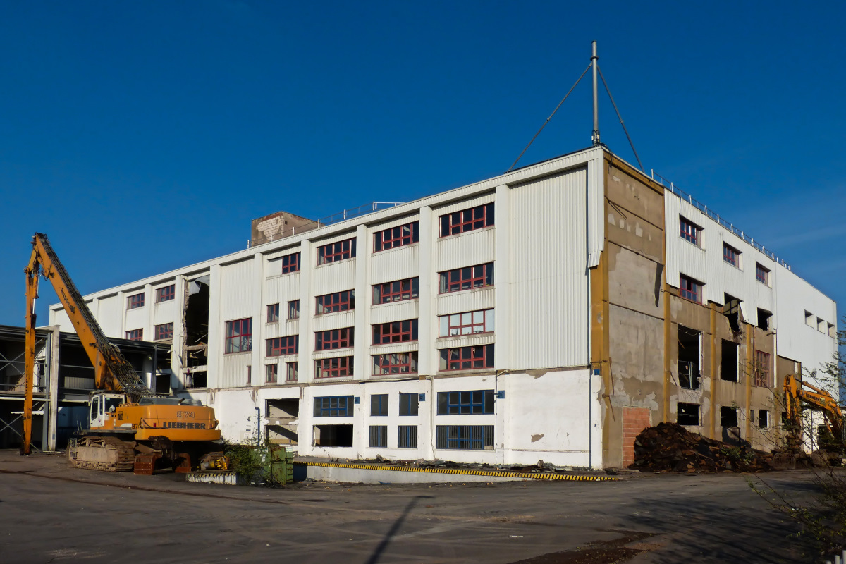 Beginn der Abriarbeiten eines Industriegebudes in Nordhausen. In dem Gebude welches zu DDR-Zeiten gebaut wurde, wurde bis vor wenigen Jahren noch Fahrrder (Marke Winora / BikeSystems) produziert. Die weie Blechverkleidung wurde erst nach der Wende an den Betonbau angebracht. Nordhausen 13.11.2016 ber den Absperrzaun fotografiert.