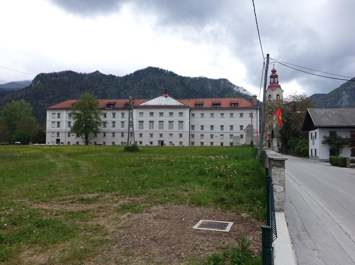 Begunje, Schloss Katzenstein und Kirchturm der St. Georg Kirche (05.05.2017)