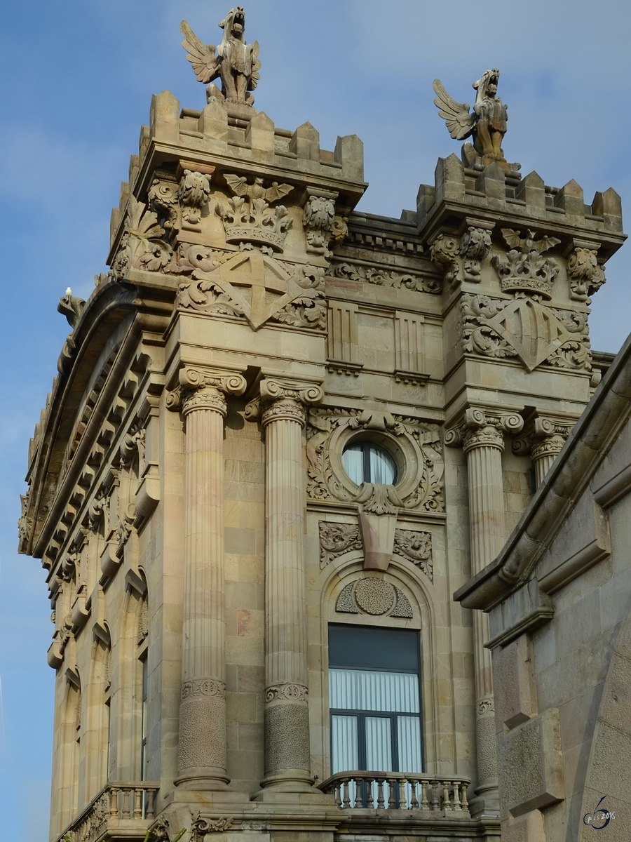 Bei dem Aduana-Gebude handelt es sich um das im Jahr 1902 errichtete Zoll- und heutigem Finanzamt in Barcelona. (Dezember 2011)