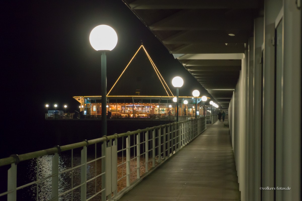 Bei Dunkelheit auf der Seebrcke Heringsdorf, Okt. 2013.