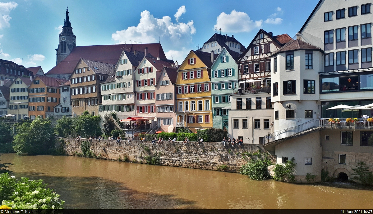 Bei einem Besuch der Universittsstadt Tbingen im vergangenen Jahr herrschte trotz Pandemie das blhende Leben. Hier ein Blick auf die bekannte Neckarfront mit der Stiftskirche St. Georg (Hintergrund links) sowie Resten der alten Stadtmauer, auf der viele junge Leute sitzen.

🕓 11.6.2021 | 16:47 Uhr