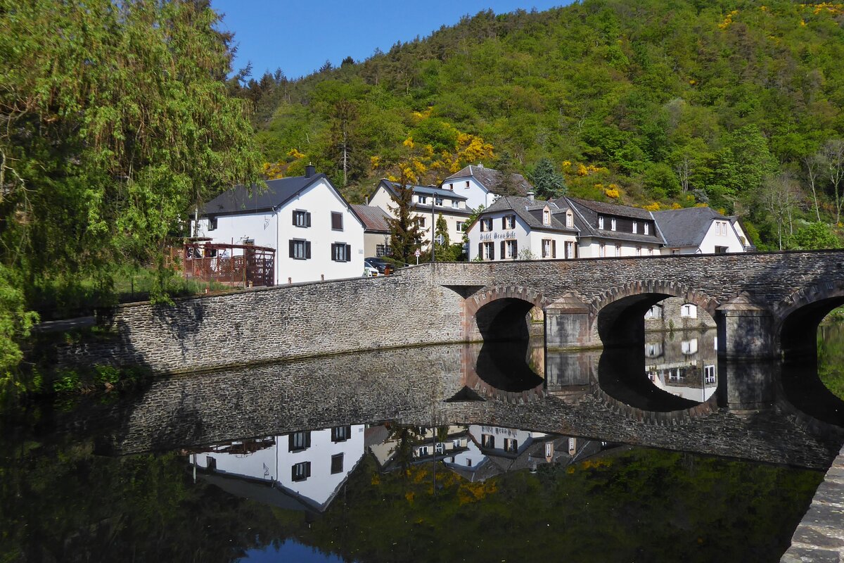 Bei einem Spaziergang durch Esch Sauer ist mir diese Spiegelung in der Sauer aufgefallen.. 05.2022