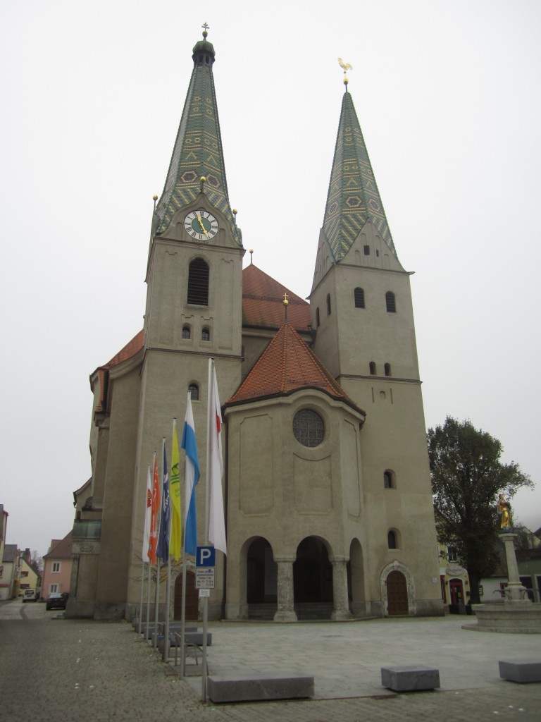 Beilngries, Pfarrkirche St. Walburga, Neubarocke Doppelturmanlage, Saalkirche mit 
Steildach, erbaut von 1912 bis 1913 durch Wilhelm Spannagel (02.11.2013)