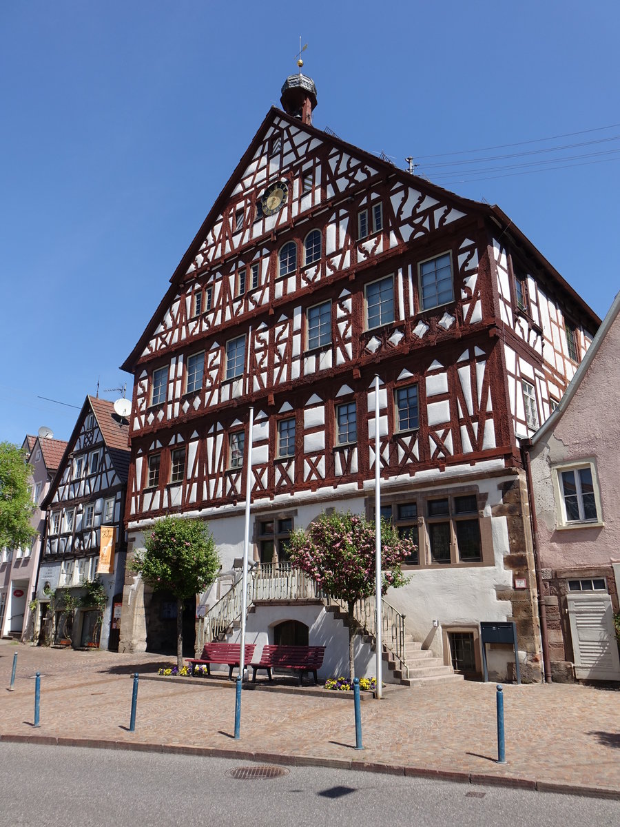 Beilstein, das Rathaus ist ein barockes Fachwerkhaus mit reichem Ziergiebel. Es wurde nach der Zerstrung von 1693 in der Zeit von 1703 bis 1710 auf lteren Fundamenten errichtet (29.04.2018)