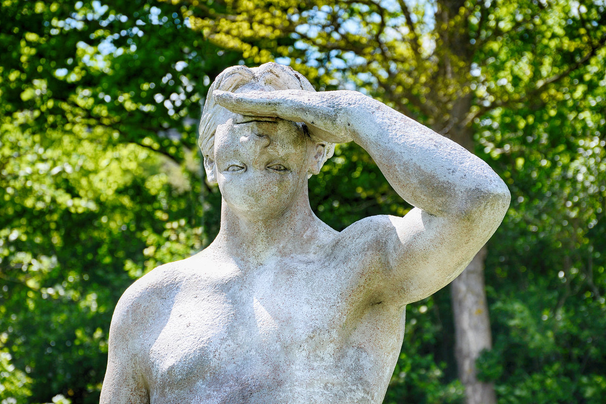 Beim genauen Hinsehen fllt auf, dass der Mnnlichen Figur in Eckernfrder Kurpark wortwrtlich der Kopf verdreht wurde. Aufnahme: 11. Mai 2020.