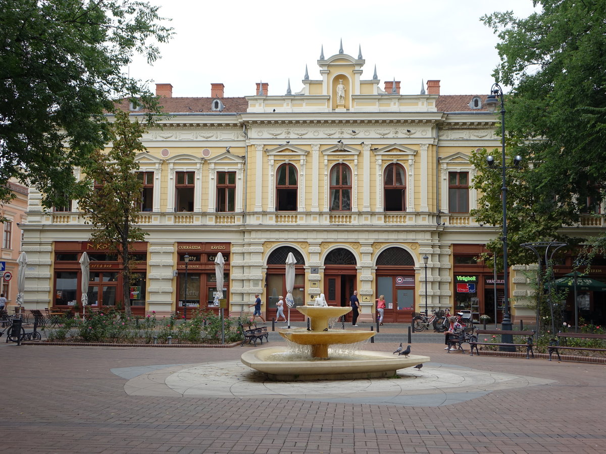 Bekescsaba, Hotel Fiume und kleiner Brunnen am Szent Istvan Ter (26.08.2019)