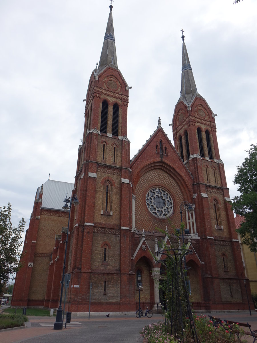 Bekescsaba, kath. St. Antal Kirche, erbaut bis 1910 von Antal Hofhauser am Szent Istvan Ter (26.08.2019)