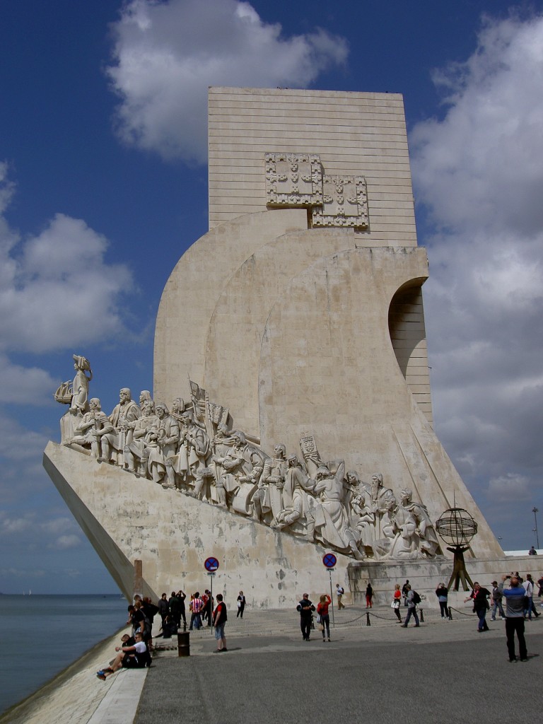 Belem, Denkmal Padrao dos Descobrimentos, Bildhauer Leopoldo de Almeida, in Stein gemeielt stehen die 32 wichtigsten Persnlichkeiten der Entdeckerzeit auf dem stilisierten Schiffsbug (24.05.2014)