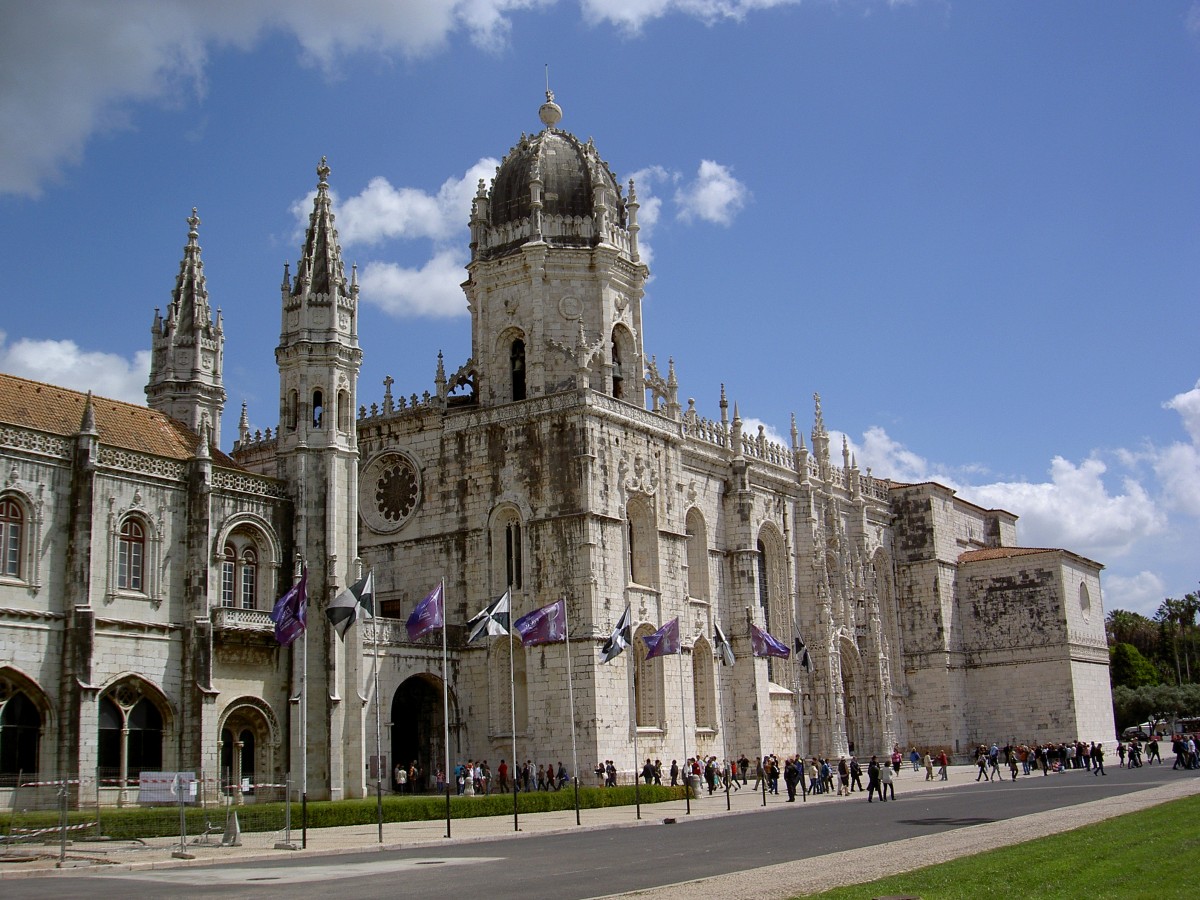 Belem, Mosteiro dos Jernimos de Belem mit Kirche Igreja de Santa Maria, dreischiffige gewlbte Hallenkirche mit Querschiff und Chor fr die Knigsgrber (24.05.2014)