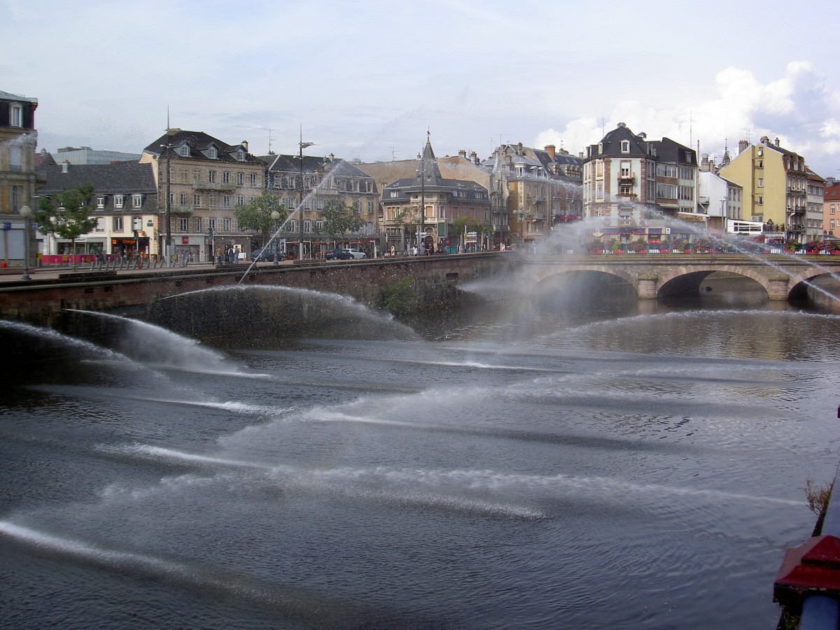 Belfort, Wasserspiele am Quai Vauban am Fluss Le Savoureuse (05.10.2014)