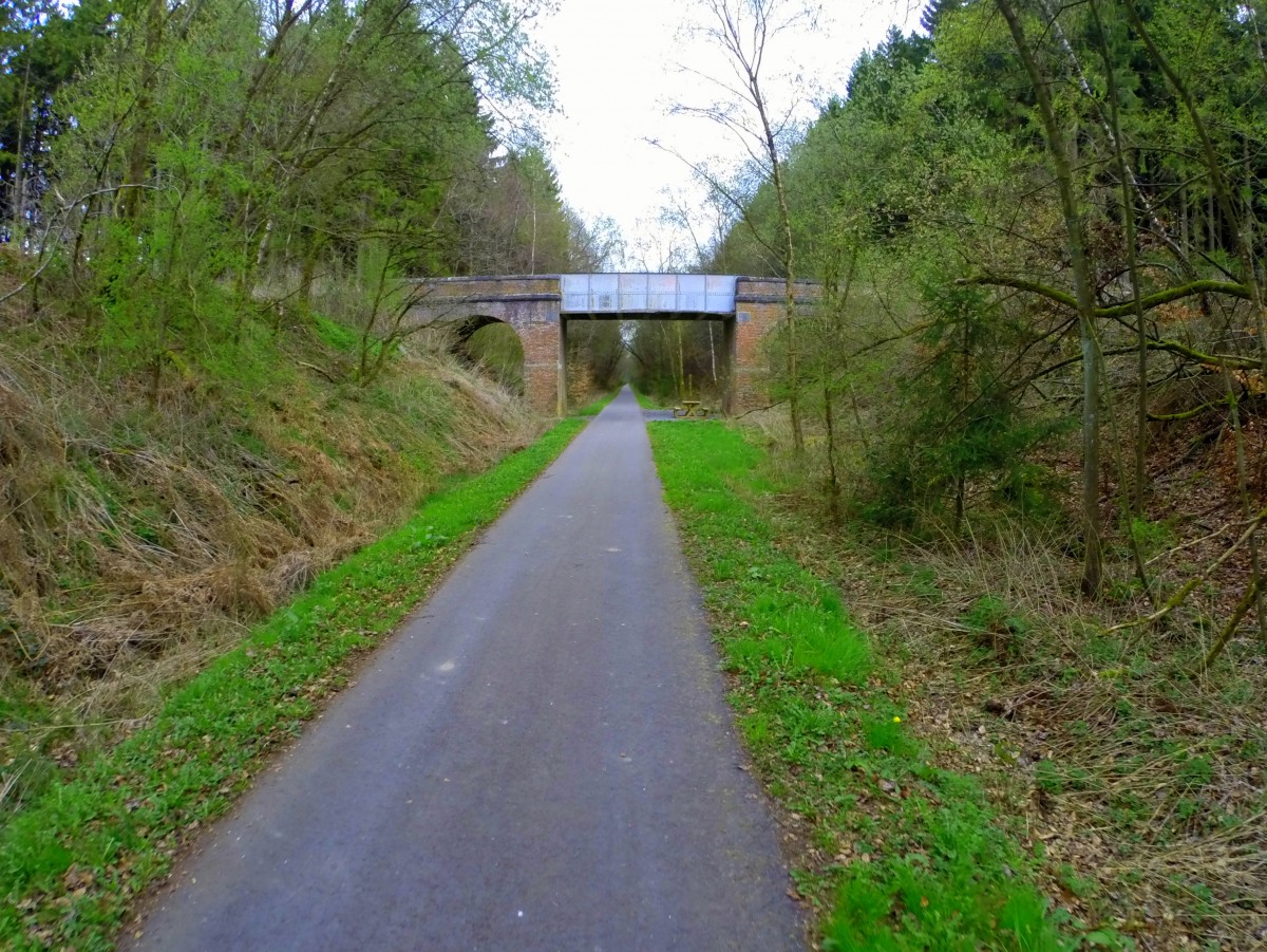 Belgien, Provinz Luxemburg, Radweg von Bastogne nach Gouvy auf der ehemaligen Bahnstrecke 163. 07.04.2014