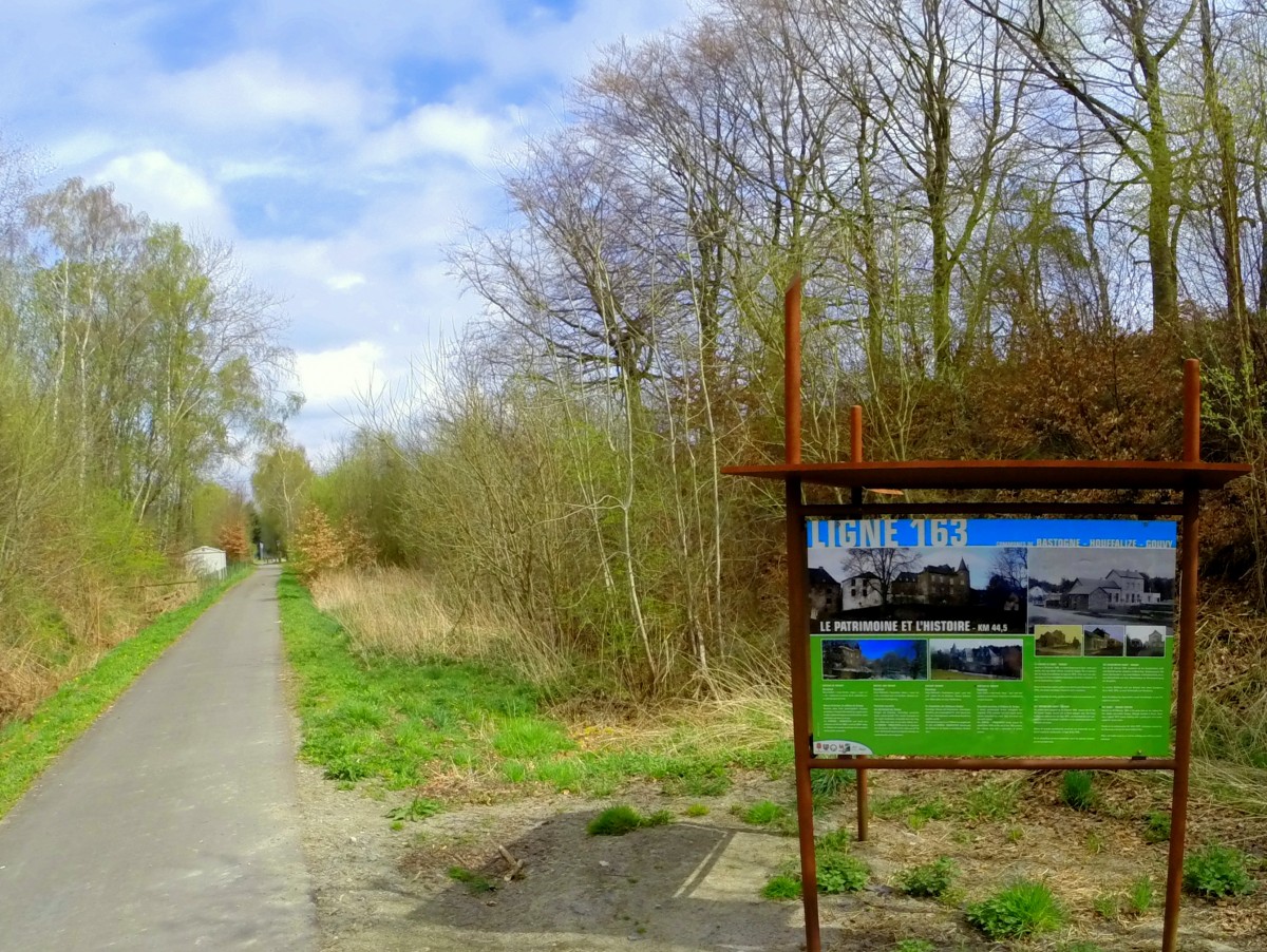 Belgien, Provinz Luxemburg, Radweg von Bastogne nach Gouvy auf der ehemaligen Bahnstrecke 163. 07.04.2014