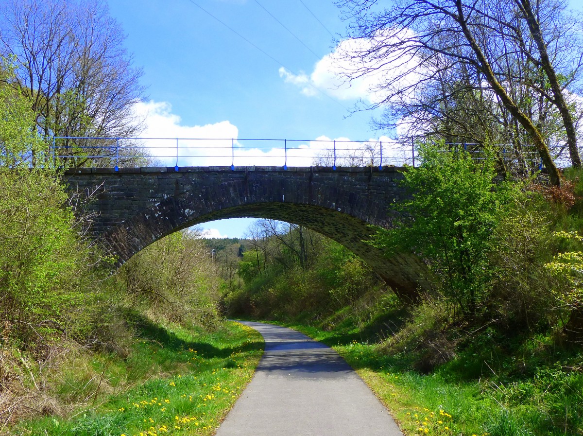 Belgien, Wallonien, Provinz Lttich, deutschsprachige Gemeinschaft, Lengeler, Brcke ber den Vennbahn Radweg (Strecke 47 in Belgien). 23.04.2014