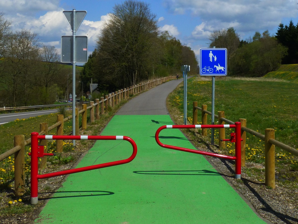 Belgien, Wallonien, Provinz Lttich, deutschsprachige Gemeinschaft, in der Nhe des des ehemaligen Bahnhofs Lengeler heute am Vennbahn Radweg (Strecke 47 in Belgien). Gut geschtzte Kreuzung Radweg/Nationalstrasse 62. 23.04.2014