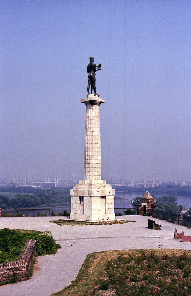 Belgrad - Die Kalemegdan Festung mit Dem Sieger ist ein Denkmal an der Save-Mndung in die Donau. Aufnahme: Juli 1984 (digitalisiertes Negativfoto).