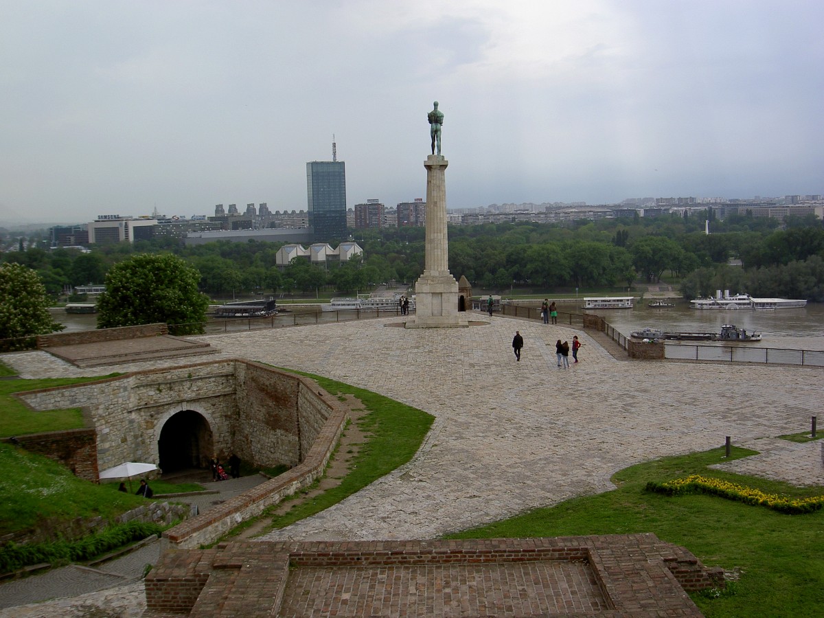 Belgrad, Siegesdenkmal von Ivan Mestrova in der Festung Kalamegdan, dahinter das Hochhaus der Bank Alpe Adria (29.04.2014)