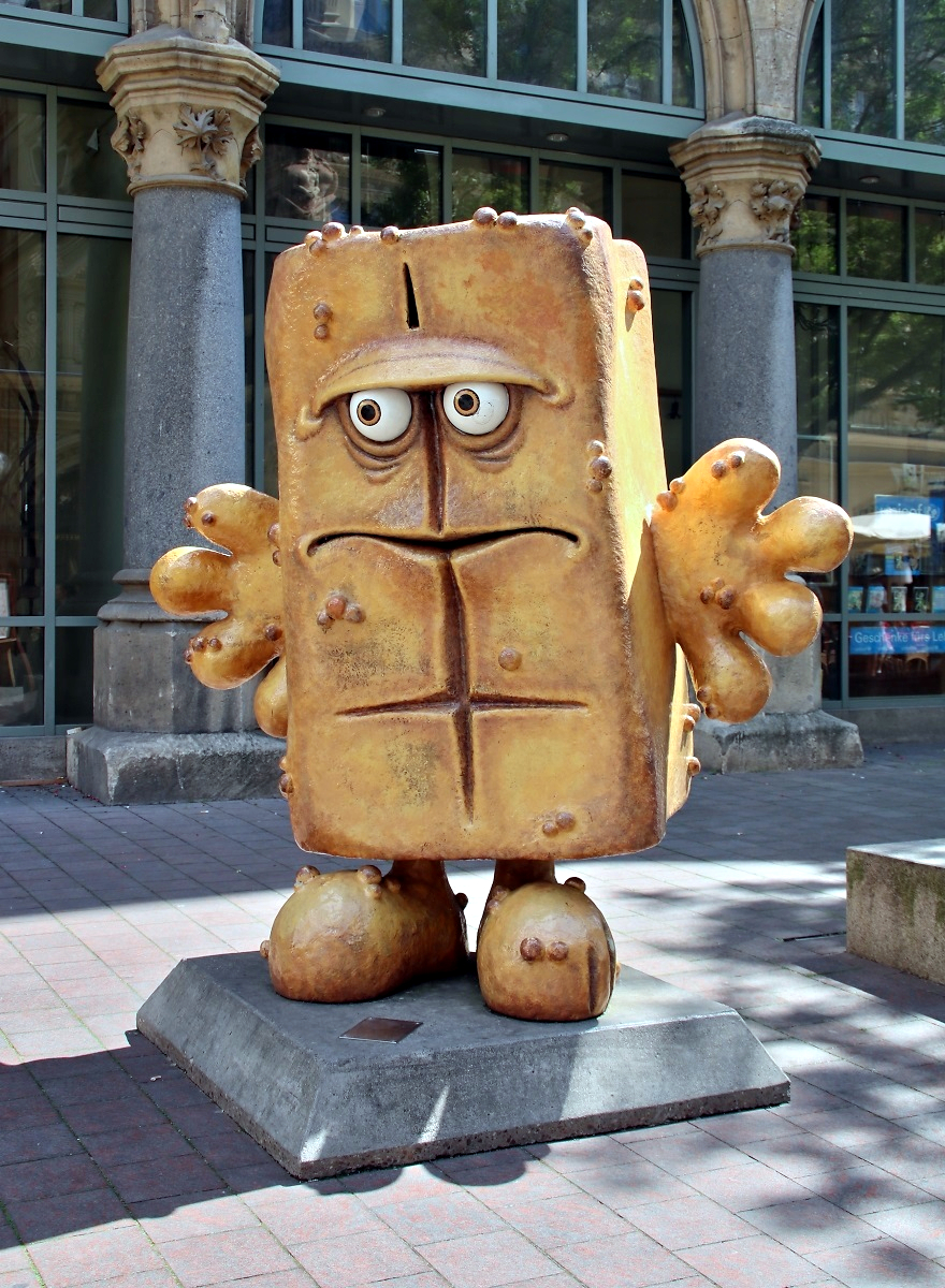 Beliebte Fotomotive in Erfurt sind ebenfalls die Figuren des dort ansssigen KiKA (Kinderkanal).
Neben dem Rathaus am Rande des Fischmarkts wurde  Bernd das Brot  entdeckt.
[3.6.2019 | 15:07 Uhr]