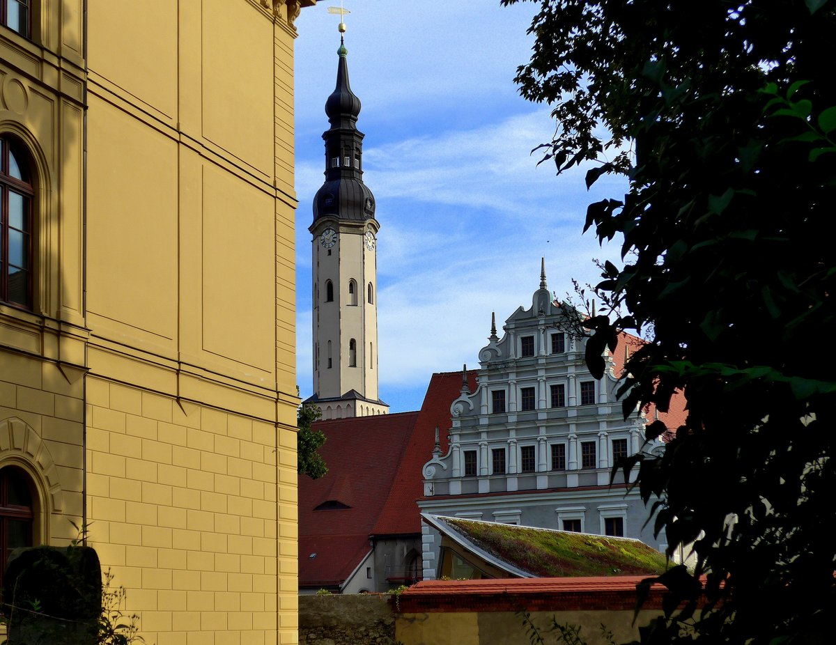 Beliebtes Fotomotiv in Zittau: Pestalozzischule, Klosterkirche und Hefftergiebel (v.l.n.r.) - hier aufgenommen am 29.07.2016.