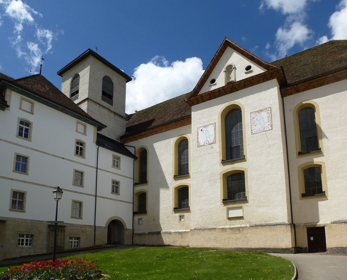 Bellelay, Blick vom Innenhof auf die Klosterkirche, Mai 2017