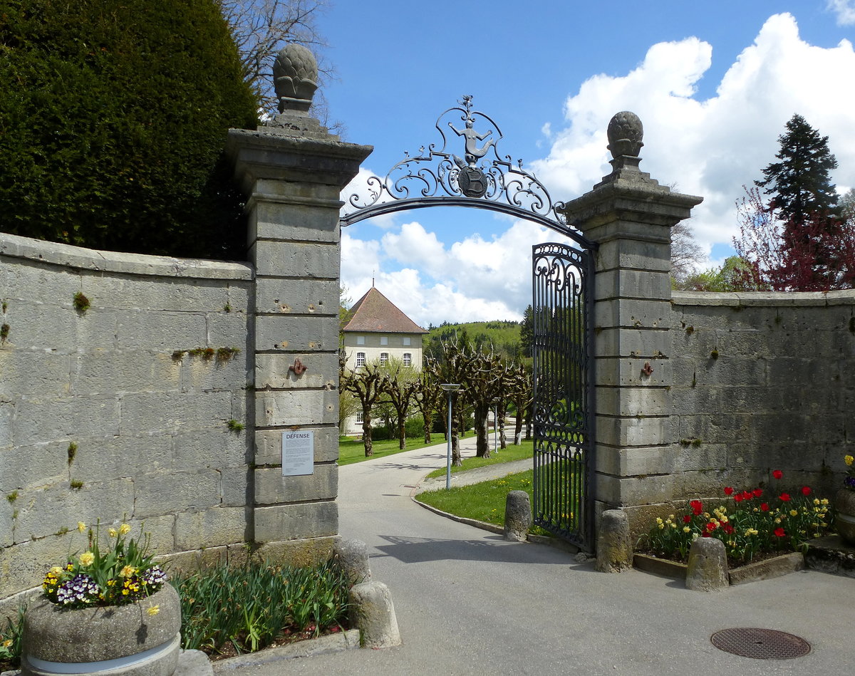 Bellelay, das Eingangstor zur ehemaligen Klosteranlage, Mai 2017