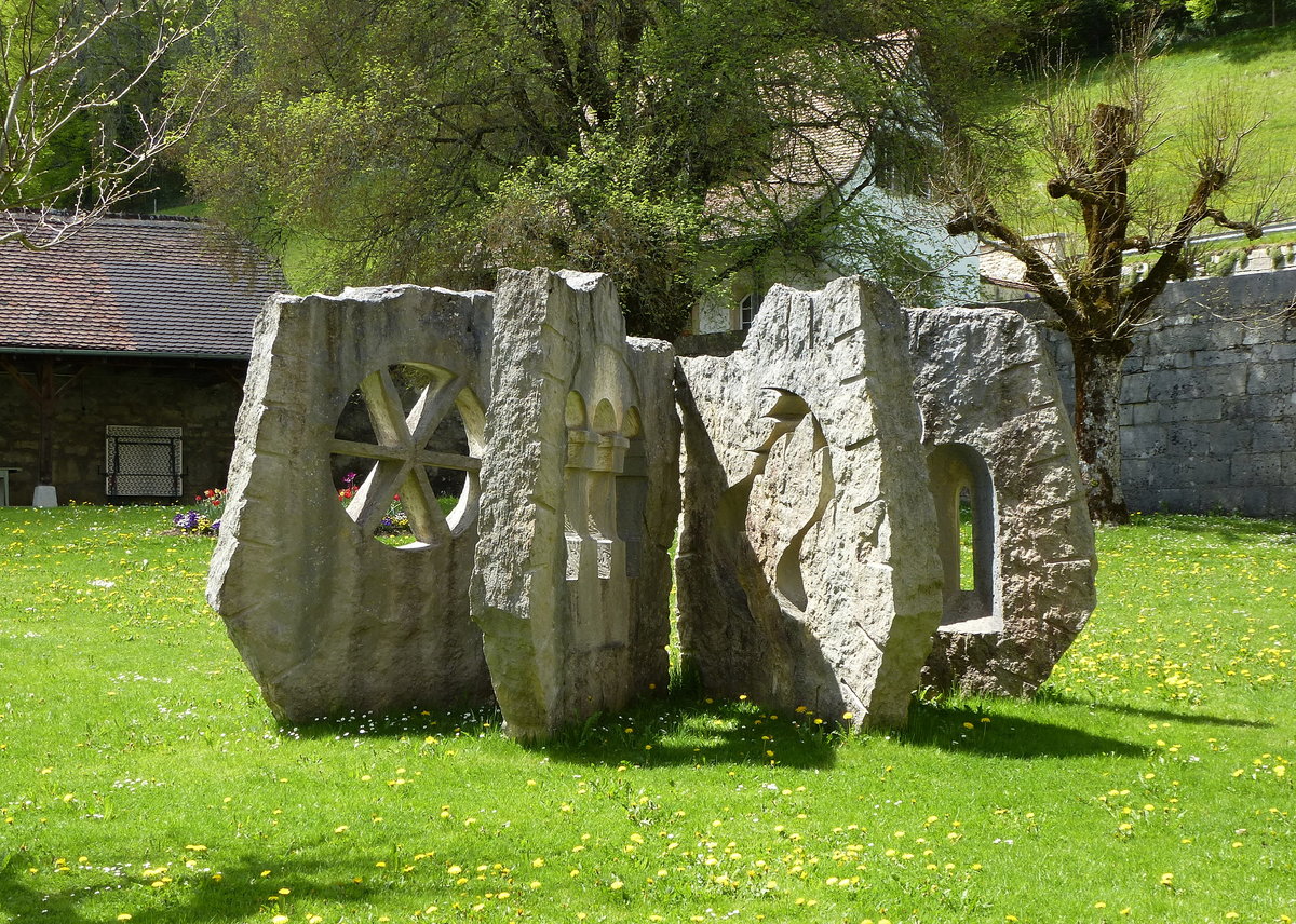 Bellelay, Kunstwerk im Park der Klosteranlage, Mai 2017