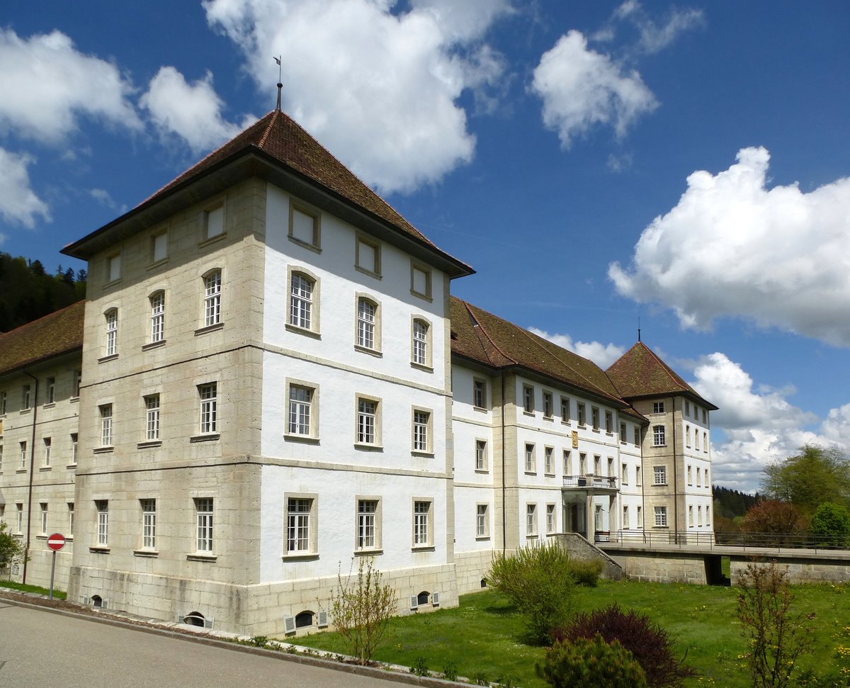 Bellelay, die Sdfassade der ehemaligen Klosteranlage, Mai 2017