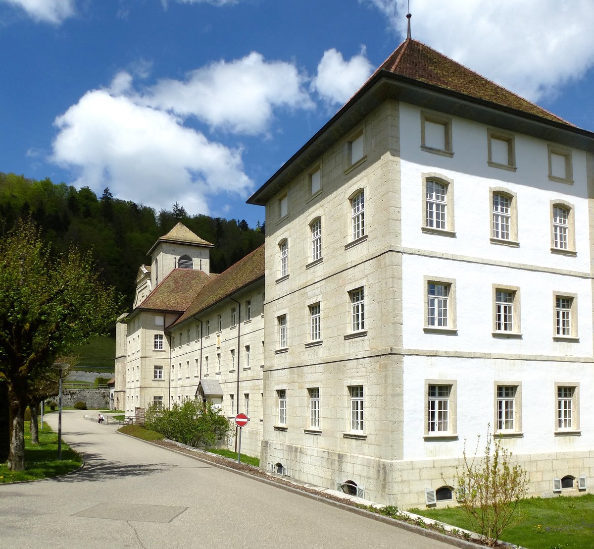 Bellelay, die Westfassade der ehemaligen Klosteranlage, Mai 2017