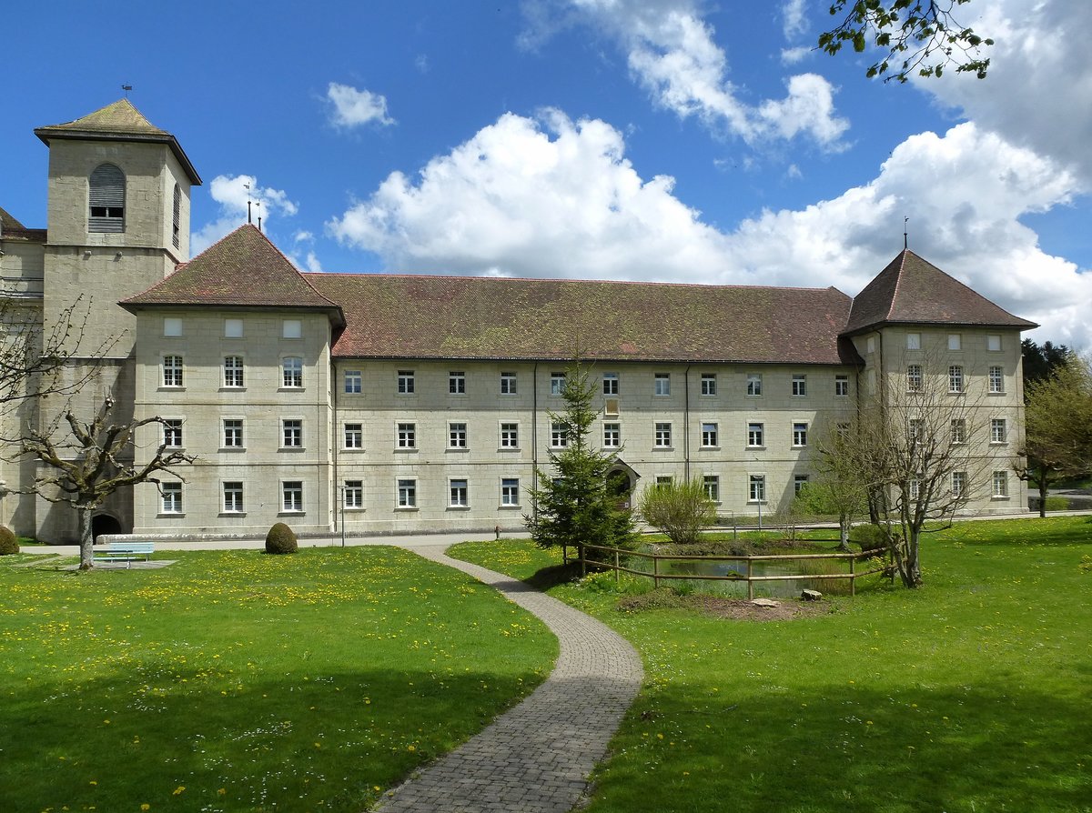 Bellelay, die Westfront des Klosters, ganz links die Klosterkirche, Mai 2017
