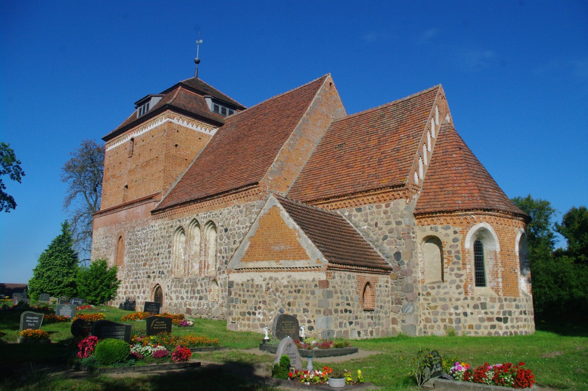 Bellin, sptromanische Feldsteinkirche, erbaut um 1240 (17.09.2012)