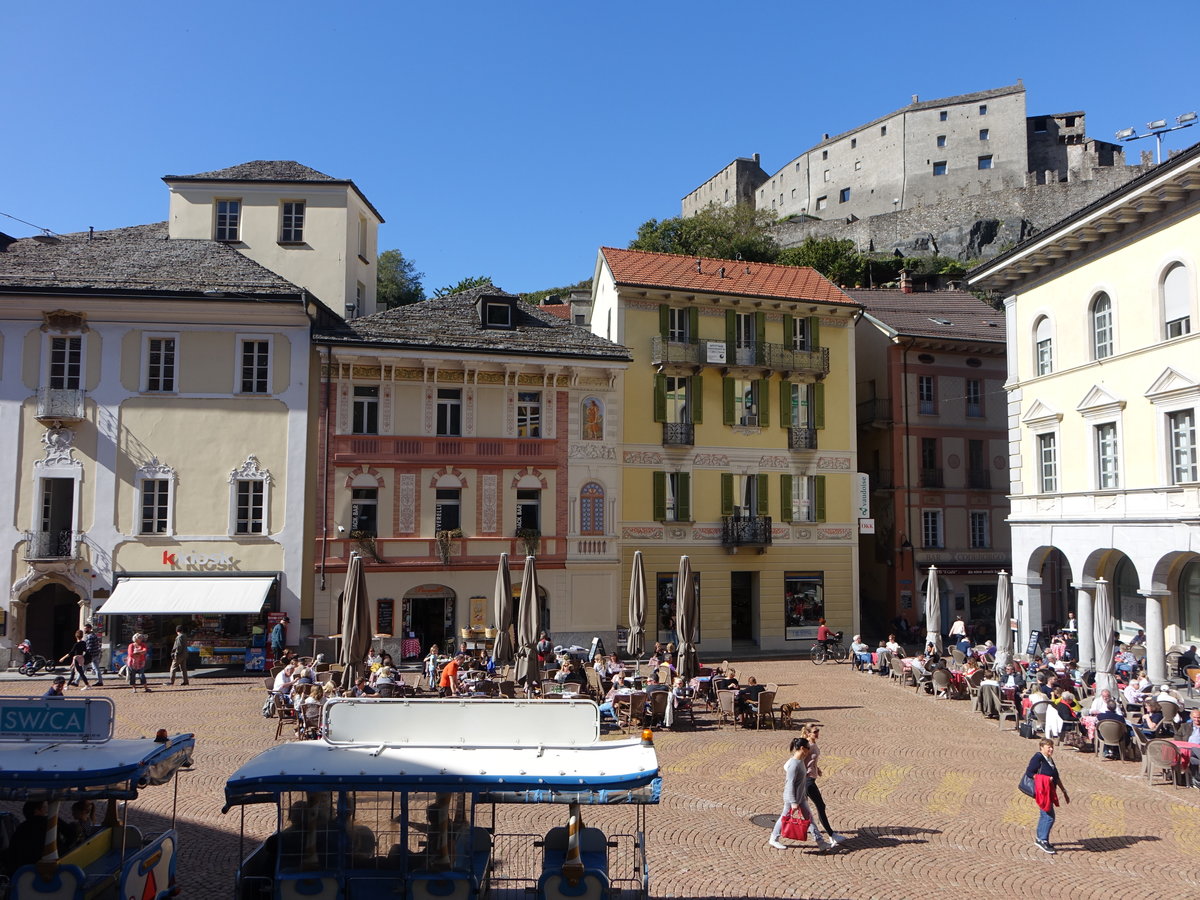 Bellinzona, historische Gebäude an der Piazza Collegiata (07.10.2019)
