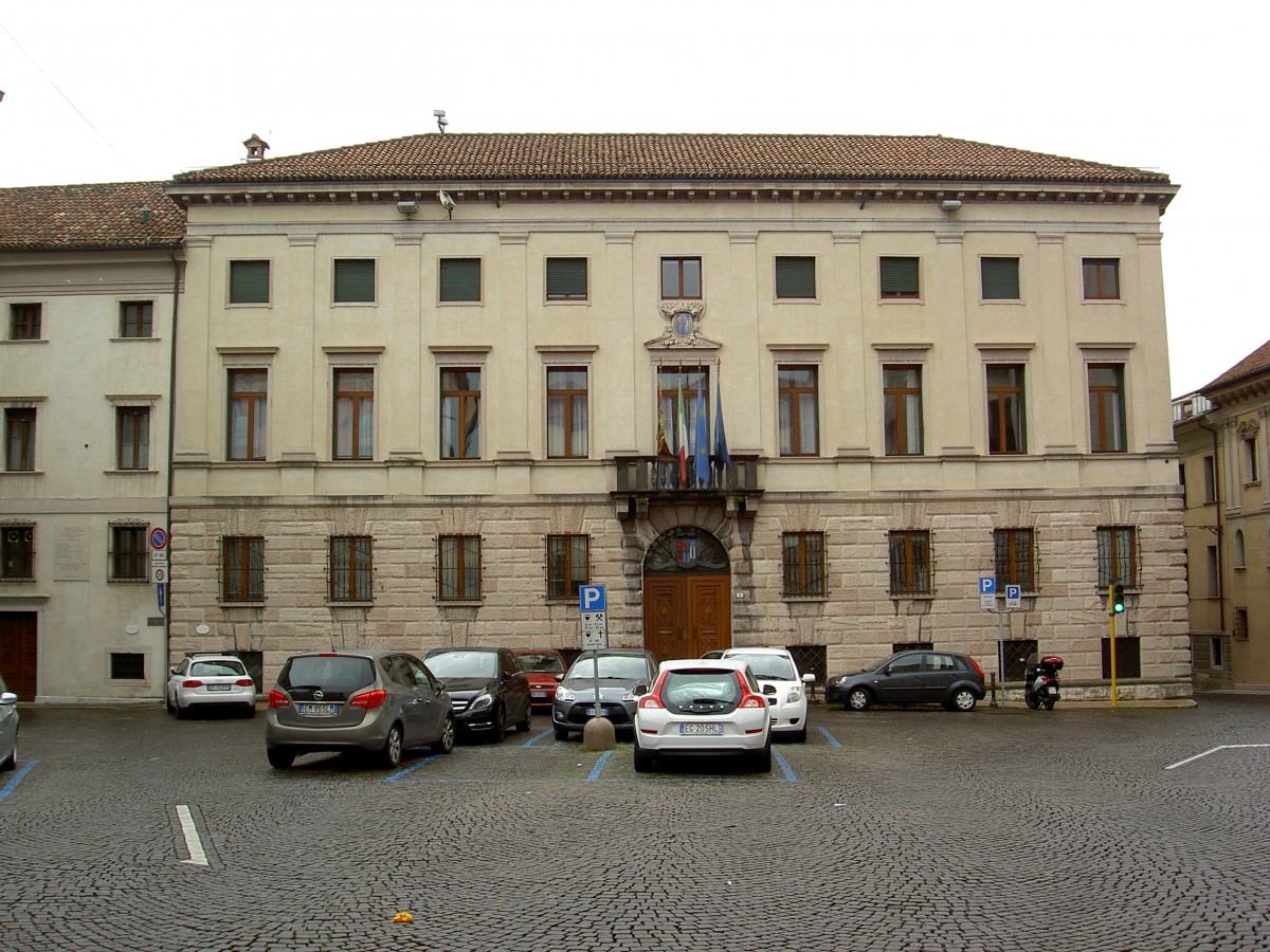 Belluno, Palazzo della Provincia, erbaut von 1926 bis 1928 durch Architekt Alberto 
Alpago-Novello (20.09.2014)