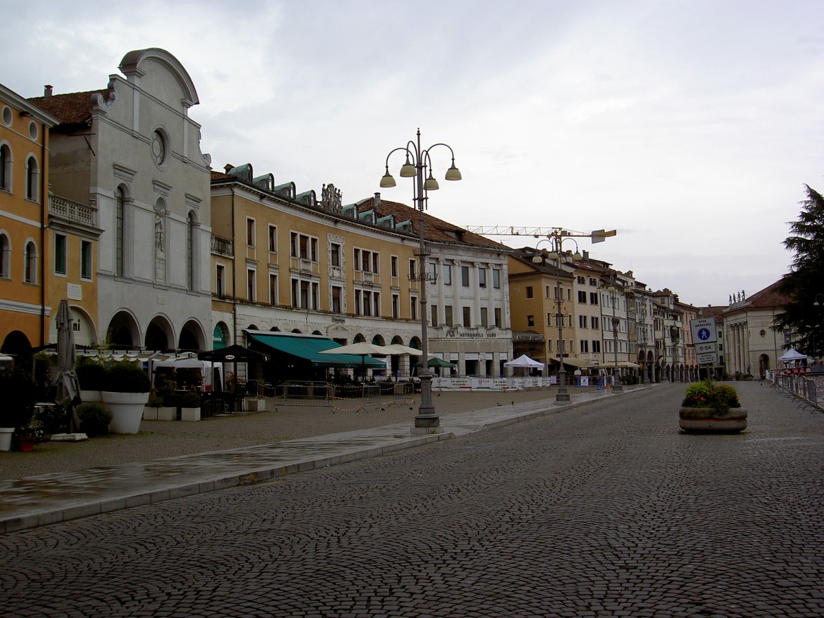 Belluno, Piazza dei Martiri mit Kirche San Rocco (20.09.2014)