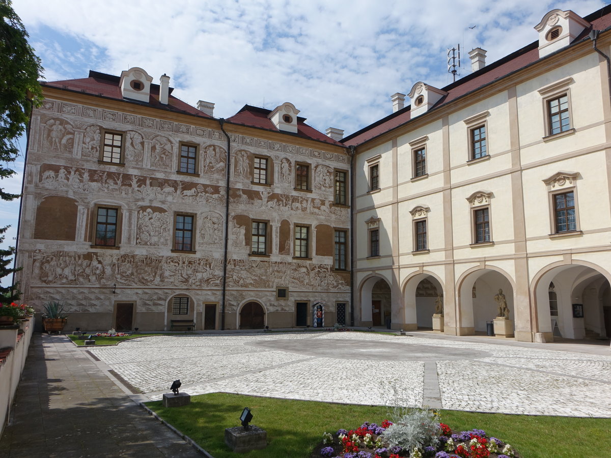 Benatky nad Jizerou / Benatek, Innenhof des Renaissance Schlo mit Sgraffitomalereien (28.06.2020)