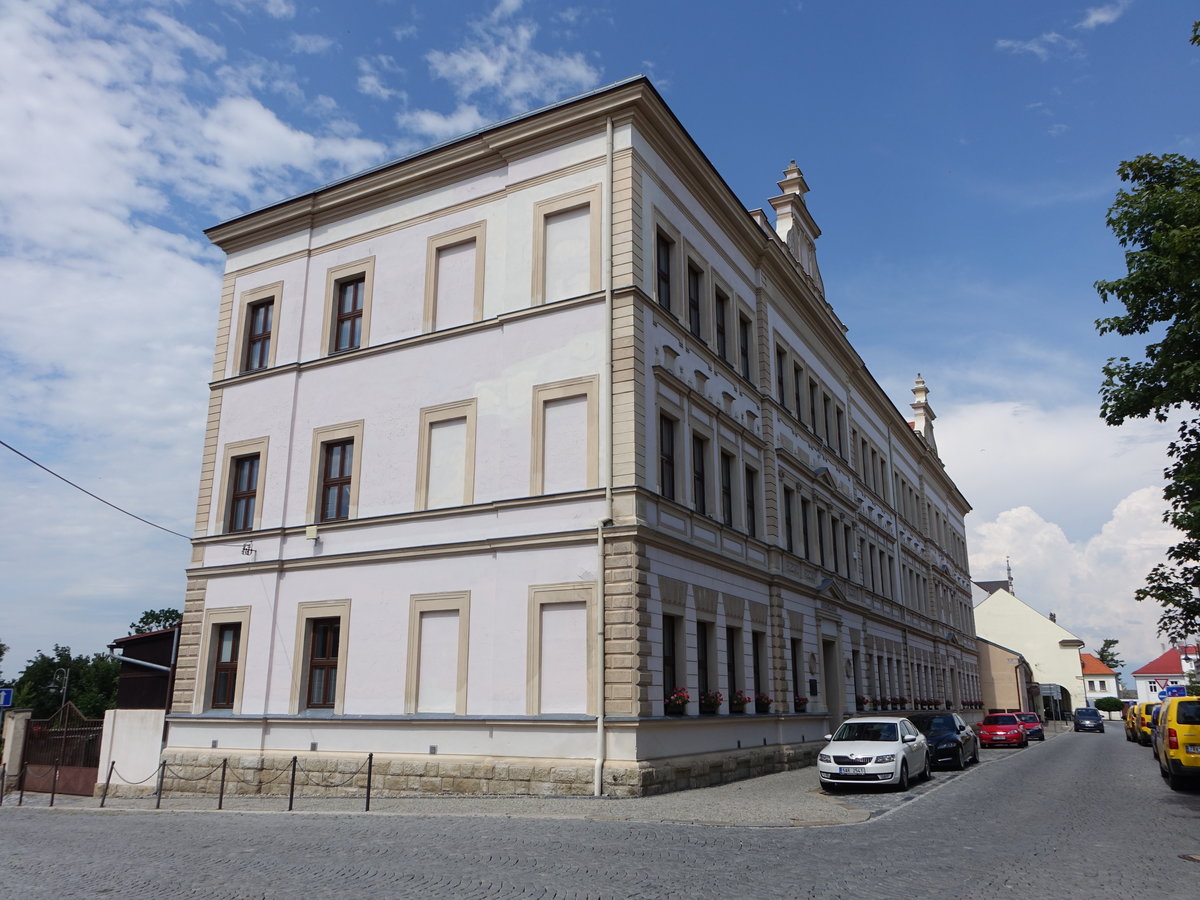 Benatky nad Jizerou / Benatek, Schulgebäude am Husovo Namesti (28.06.2020)