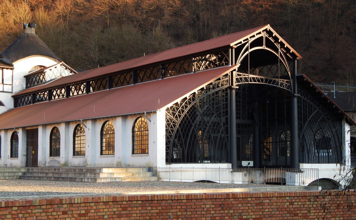 BENDORF bei KOBLENZ hat im Stadtteil SAYN neben dem berhmten Schmetterlingsgarten
ein sehr sthetisches Industriedenkmal,die im Stil einer dreischiffigen Basilika
1828/30 errichtete Giehalle der SAYNER HTTE,aufzuweisen.
So schn konnten Industriebauten mal sein....fotografiert am 6.2.2015