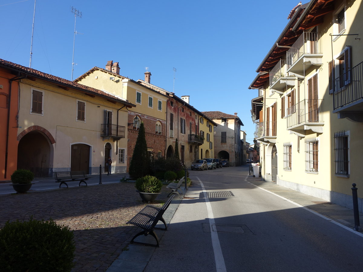 Bene Vagienna, historische Huser in der Via Vittorio Emanuele II. (03.10.2018)