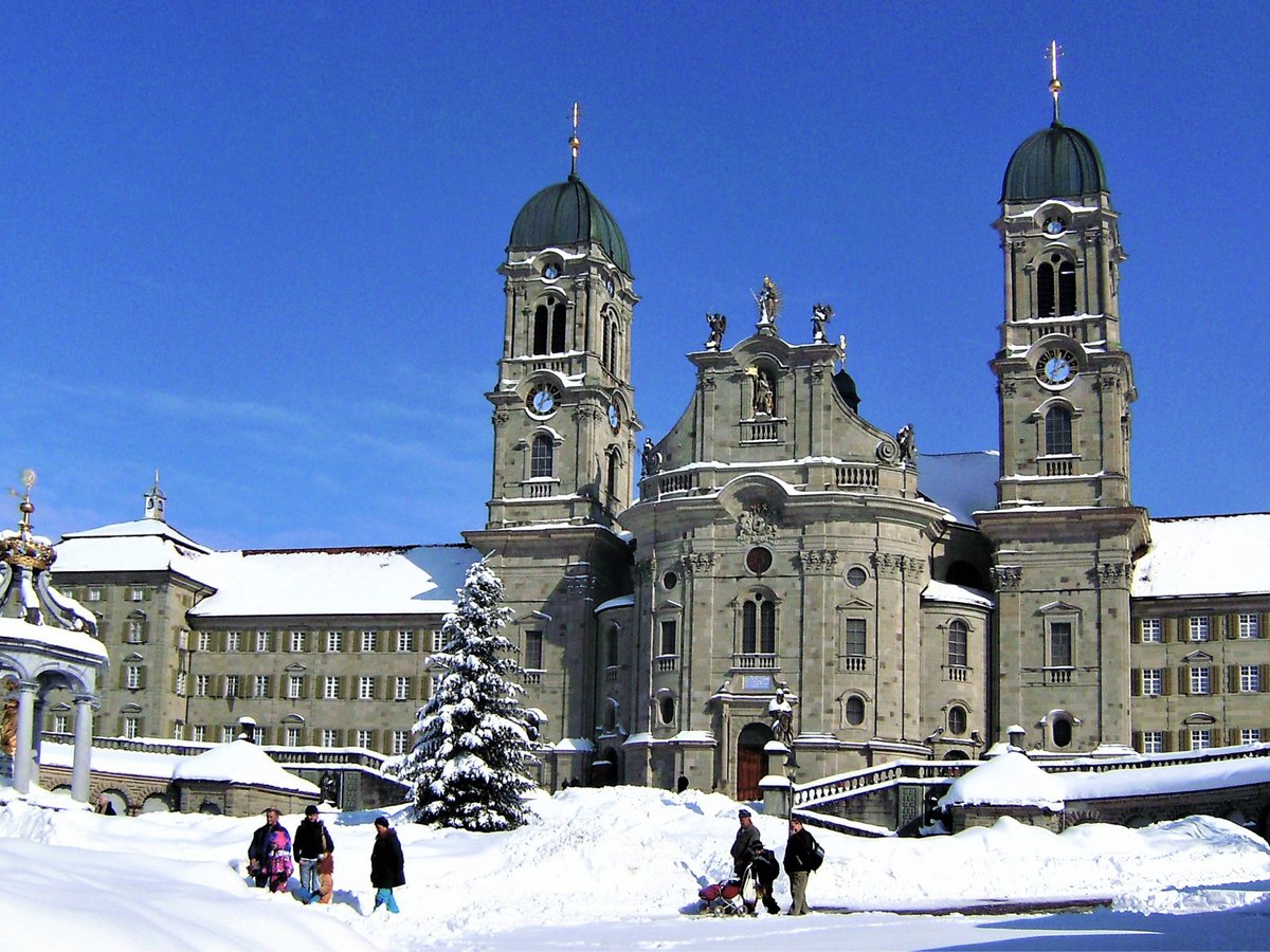 Benediktinerkloster Einsiedeln, Front der Klosterkirche mit viel Schnee - 10.02.2009