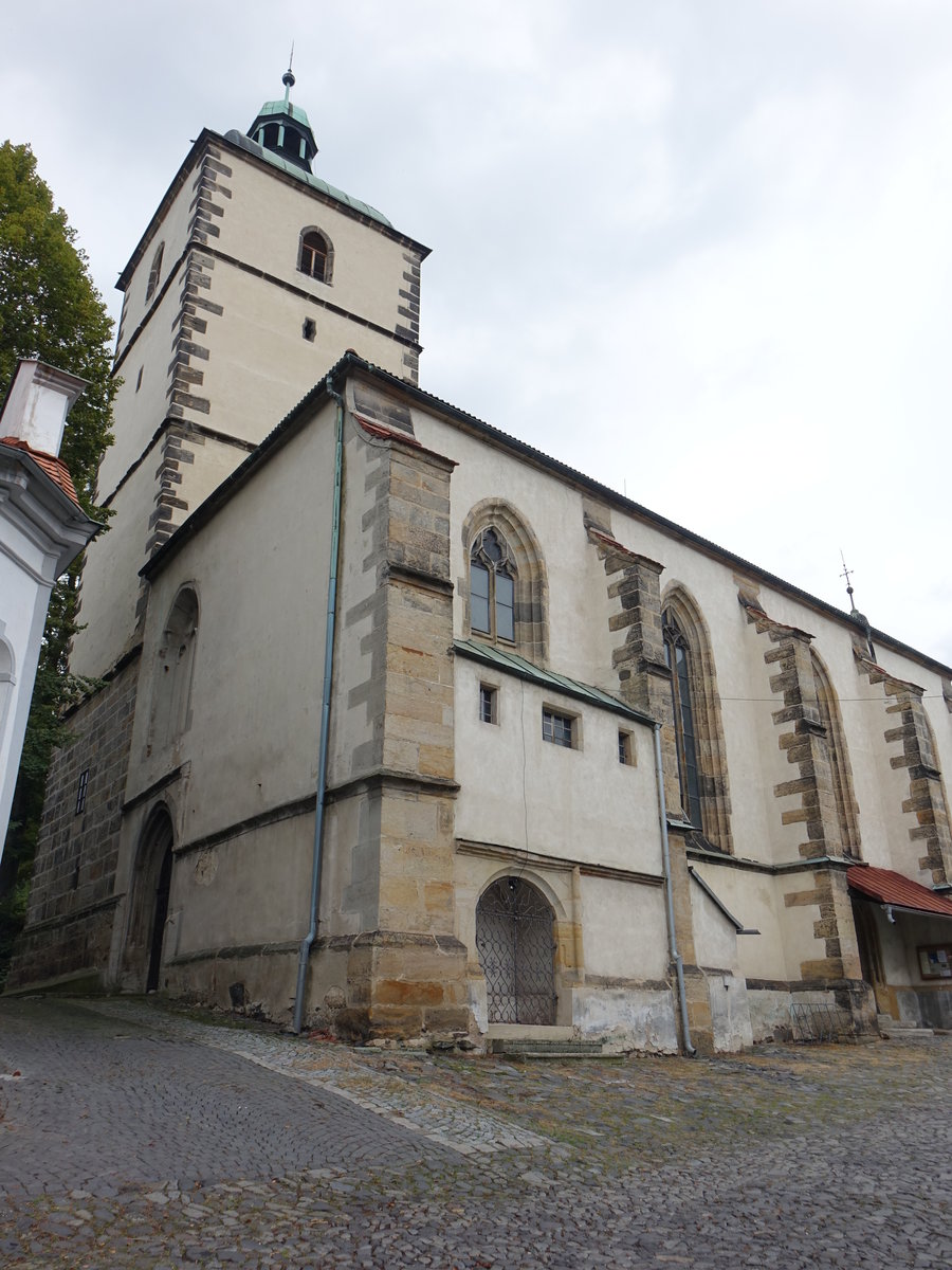 Benesov nad Ploucnici / Bensen, gotische Pfarrkirche Maria Geburt, erbaut von 1483 bis 1557 (27.09.2019)