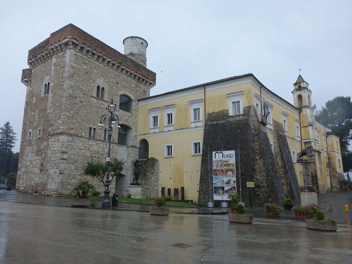 Benevento, Rocca dei Rettori und Trajanstatue an der Piazza IV Novembre (25.10.2022)