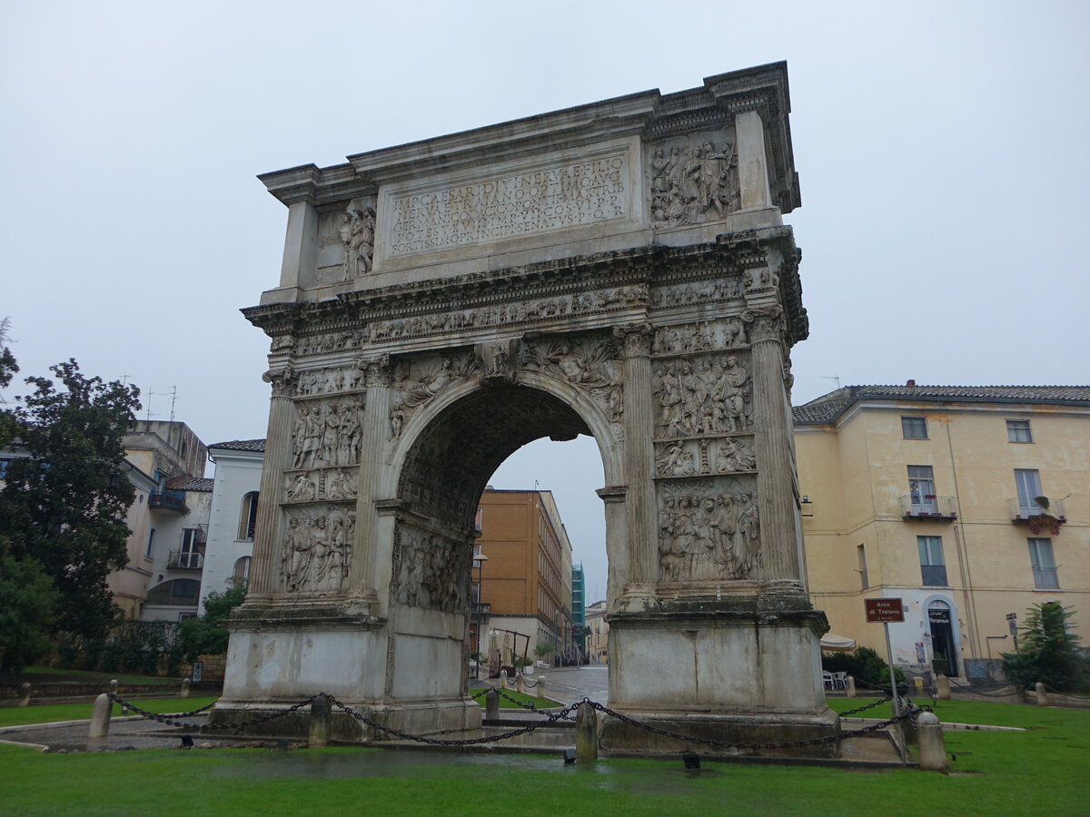 Benevento, Trajansbogen oder goldenes Tor, erbaut 114 n. Chr. (25.10.2022)