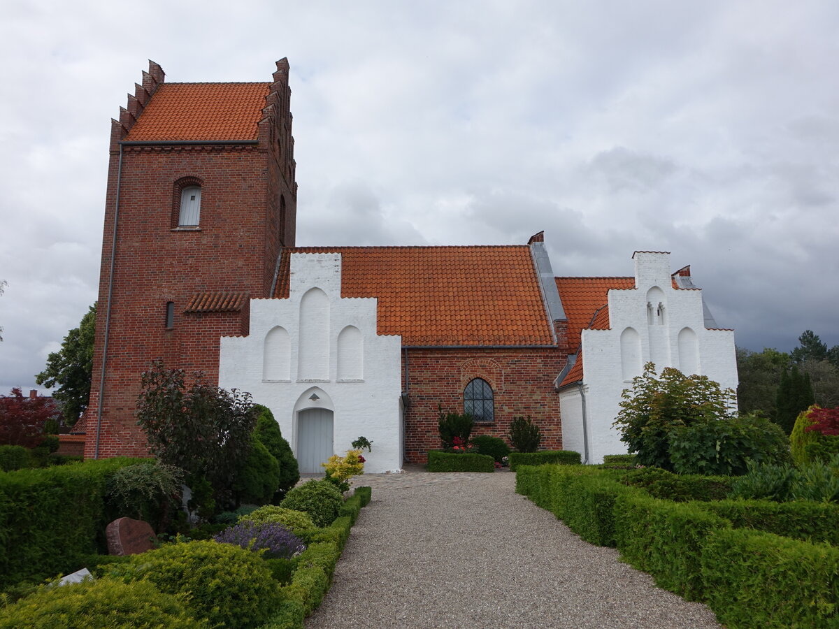 Benlose, evangelische Kirche, sptromanischer Chor und Langhaus mit drei sptgotischen Anbauten, erbaut um 1250 (21.07.2021)